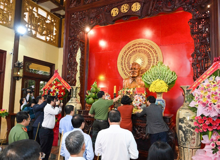 Các đại biểu dâng hương tại Đền thờ Chủ tịch nước Tôn Đức Thắng. (Ảnh: Duy Linh)