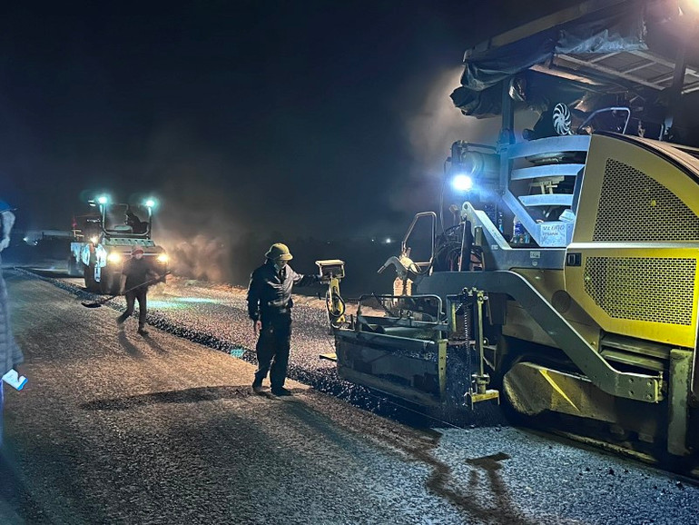 Các nhà thầu tranh thủ thời tiết thuận lợi, huy động phương tiện, nhân lực thi công 3 ca, 4 kíp.