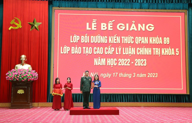 Trao Giấy Chứng nhận cho học viên. Trao Giấy Chứng nhận cho học viên.