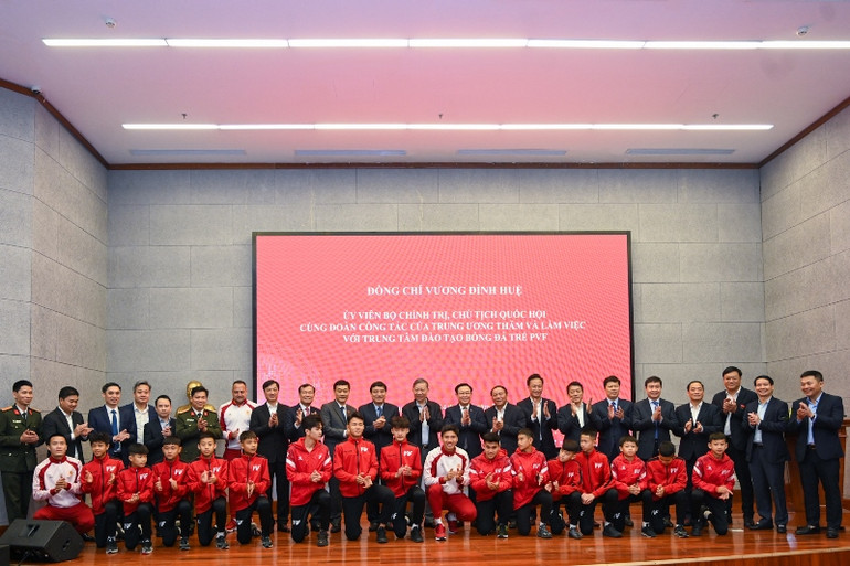 [Ảnh] Chủ tịch Quốc hội Vương Đình Huệ thăm Trung tâm đào tạo bóng đá trẻ PVF ảnh 10