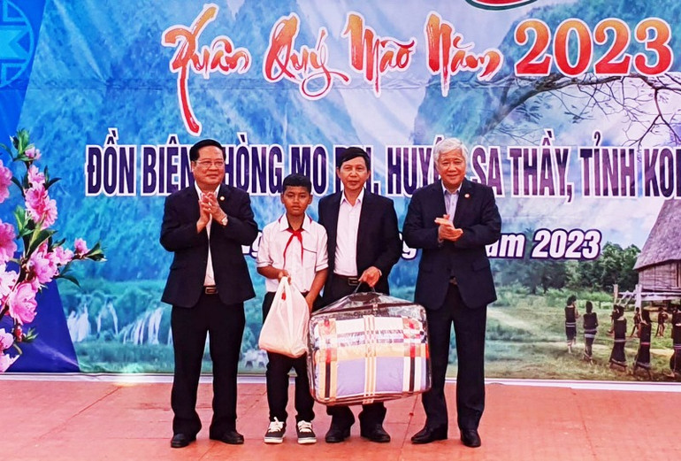 Tặng tượng trưng 100 chiếc chăn ấm cho học sinh xã Mô Rai.