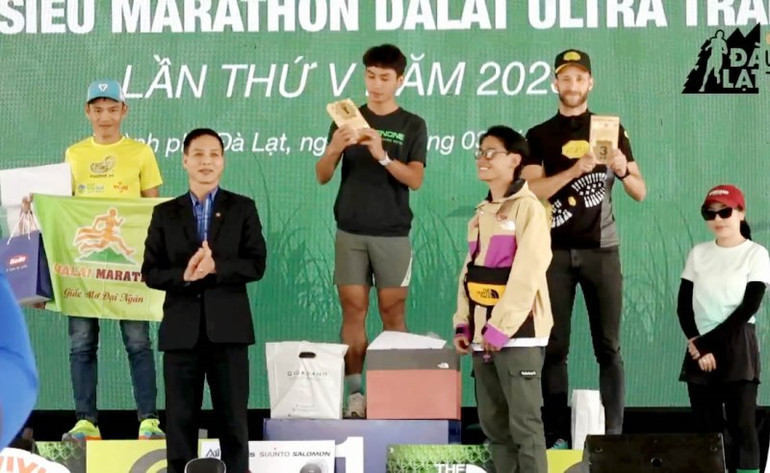 Ban tổ chức vinh danh các vận động viên đoạt giải. Ban tổ chức vinh danh các vận động viên đoạt giải.