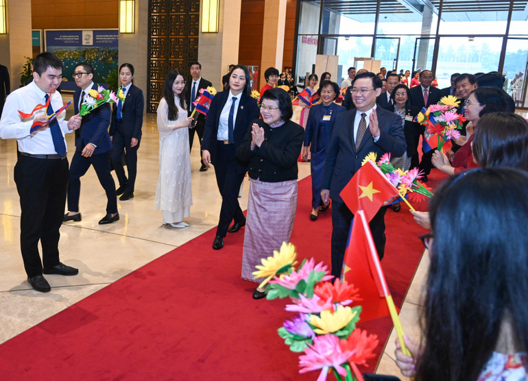 Nhân viên Văn phòng Quốc hội chào mừng Chủ tịch Quốc hội Campuchia Samdech Khuon Sudary.