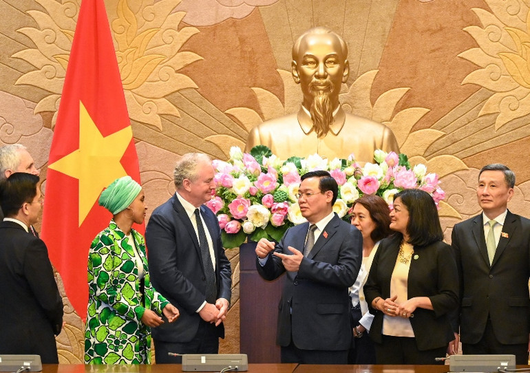 Chủ tịch Quốc hội Vương Đình Huệ trao đổi với các thành viên Đoàn thượng nghị sĩ Hoa Kỳ tại cuộc tiếp. (Ảnh: Duy Linh)