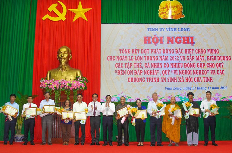 Tỉnh Vĩnh Long tuyên dương những nhà hảo tâm đã hỗ trợ an sinh xã hội cho địa phương trong năm 2022. (Ảnh: BÁ DŨNG)