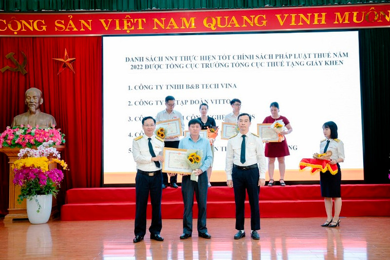 Lãnh đạo Cục Thuế trao Giấy khen của Tổng Cục trưởng Tổng cục Thuế cho Quỹ tín dụng nhân dân thị trấn Thanh Lãng.