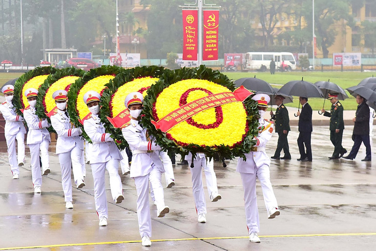 [Ảnh] Lãnh đạo Đảng, Nhà nước vào Lăng viếng Chủ tịch Hồ Chí Minh ảnh 4