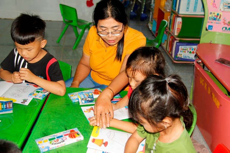 Trưởng Ban Dân vận Tỉnh ủy Đắk Lắk H’Kim Hoa Byă thăm hỏi, kiểm tra việc học hành của con em đồng bào dân tộc thiểu số có hoàn cảnh đặc biệt khó khăn ở thôn 14, xã Cư Kbang, huyện Ea Súp.