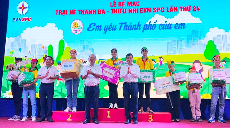Lãnh đạo Tổng công ty, Công đoàn EVNSPC trao thưởng cho các đội nhóm tại lễ bế mạc trại hè. Lãnh đạo Tổng công ty, Công đoàn EVNSPC trao thưởng cho các đội nhóm tại lễ bế mạc trại hè.
