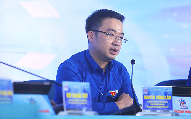 Đồng chí Nguyễn Tường Lâm trao đổi về những hoạt động tình nguyện của tuổi trẻ Việt Nam ở trong và ngoài nước.