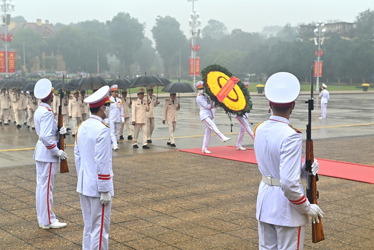 [Ảnh] Lãnh đạo Đảng, Nhà nước vào Lăng viếng Chủ tịch Hồ Chí Minh ảnh 7