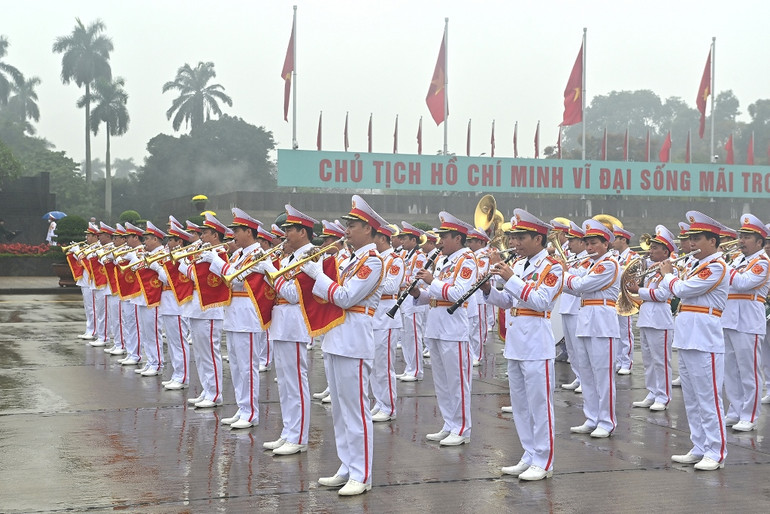 Đoàn quân nhạc trên Quảng trường Ba Đình (Hà Nội).