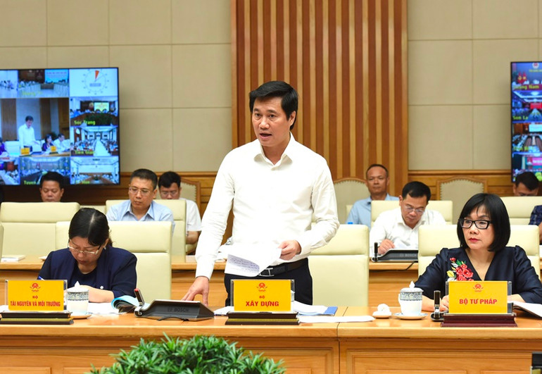 Thứ trưởng Xây dựng Nguyễn Tường Văn phát biểu.