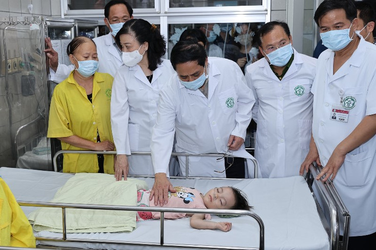 Thủ tướng thăm em nhỏ nạn nhân vụ cháy đang được điều trị. (Ảnh: Nhật Bắc)