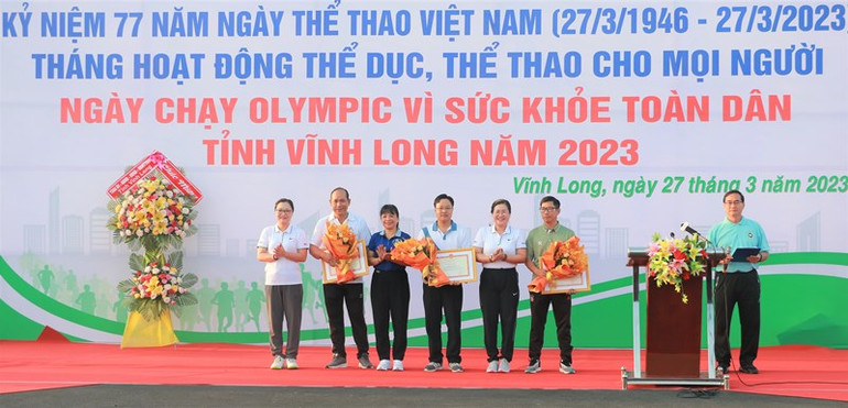 Trao Bằng khen của Bộ Văn hóa, Thể thao và Du lịch cho các đơn vị của tỉnh Vĩnh Long tổ chức tốt Đại hội Thể dục thể thao cấp huyện và cấp xã năm 2022.