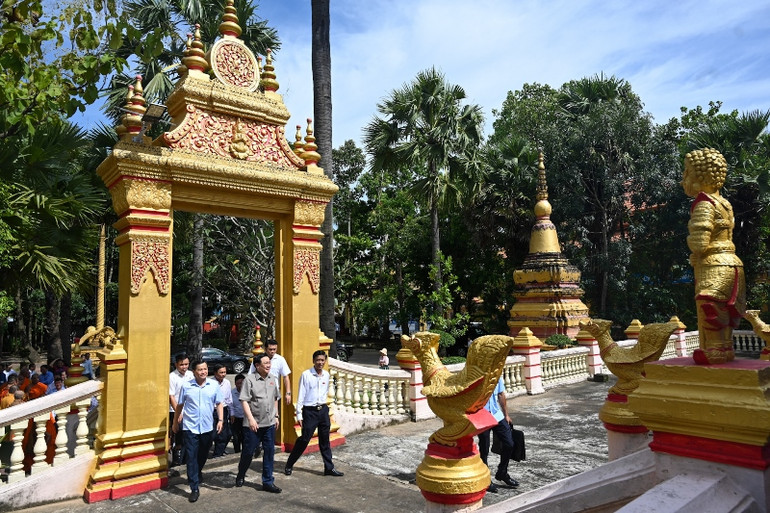 Chủ tịch Quốc hội Vương Đình Huệ và đoàn công tác thăm, dâng hương tại chùa Khleang. (Ảnh Duy Linh)