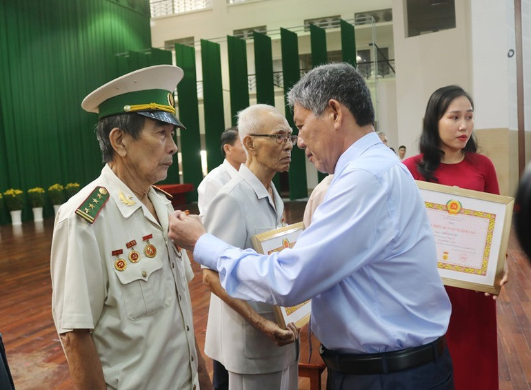 Bí thư Tỉnh ủy Trà Vinh Ngô Chí Cường trao Huy hiệu Đảng tặng các đảng viên cao tuổi đảng.