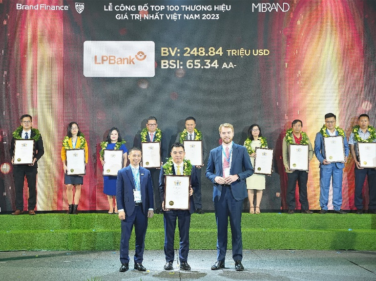 Ông Hồ Nam Tiến, Tổng Giám đốc LPBank (giữa) tại sự kiện vinh danh Top 100 thương hiệu giá trị nhất Việt Nam 2023. Ông Hồ Nam Tiến, Tổng Giám đốc LPBank (giữa) tại sự kiện vinh danh Top 100 thương hiệu giá trị nhất Việt Nam 2023.