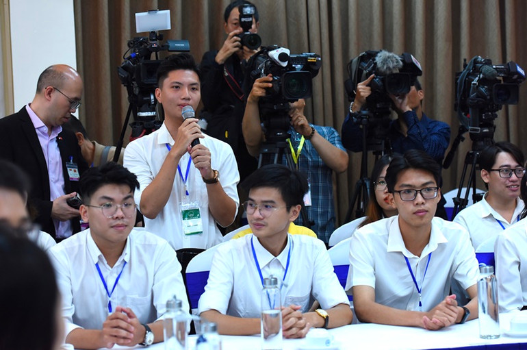 Các sinh viên tham gia buổi gặp gỡ, đối thoại với hai Thủ tướng Việt Nam và Singapore.