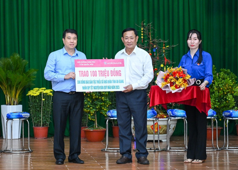 Chủ tịch Hội đồng dân tộc Y Thanh Hà Niê Kđăm trao tặng quà cho đồng bào dân tộc thiểu số khó khăn tỉnh An Giang. (Ảnh Duy Linh) Chủ tịch Hội đồng dân tộc Y Thanh Hà Niê Kđăm trao tặng quà cho đồng bào dân tộc thiểu số khó khăn tỉnh An Giang. (Ảnh Duy Linh)