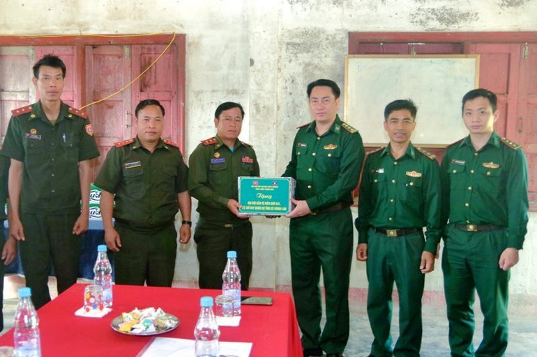 Bộ Chỉ huy Bộ đội Biên phòng tỉnh tặng quà Đại đội Bảo vệ biên giới 531, Bộ Chỉ huy quân sự tỉnh Sê-kông (Lào). (Ảnh: Võ Tiến)
