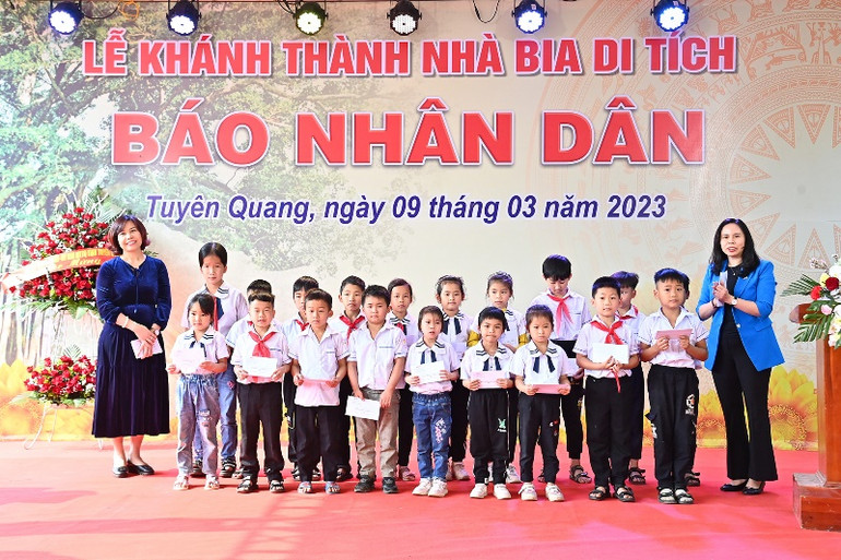 Chủ tịch Công đoàn Báo Nhân Dân Nguyễn Thị Thu Hà và Phó Chủ tịch Công đoàn Báo Nhân Dân Trần Thị Kiều Thanh Bình trao học bổng tặng các em học sinh có hoàn cảnh đặc biệt khó khăn tại xã Kim Quan, huyện Yên Sơn, tỉnh Tuyên Quang. (Ảnh: THỦY NGUYÊN)