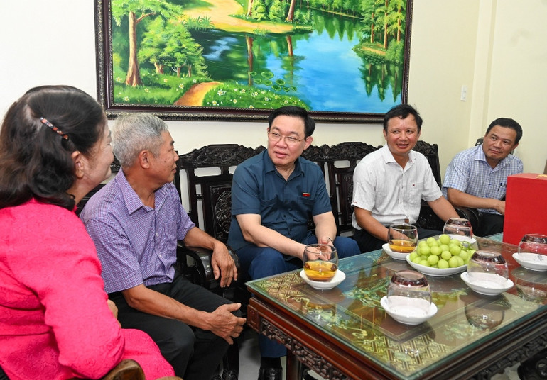 Chủ tịch Quốc hội Vương Đình Huệ thăm hỏi gia đình thương binh Trần Bá Lưu. (Ảnh Duy Linh)