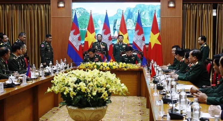 Bộ trưởng Quốc phòng hai nước chứng kiến ký kết Bản ghi nhớ giữa Bộ Quốc phòng Việt Nam và Bộ Quốc phòng Vương quốc Campuchia về hợp tác trong lĩnh vực pháp luật quân sự, quốc phòng.