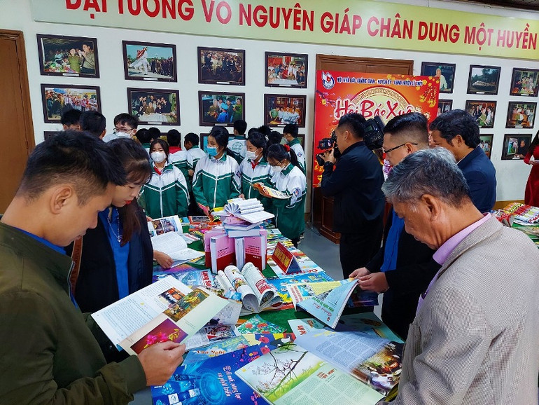 Bạn đọc huyện Lệ Thủy đến xem Hội báo xuân năm nay.