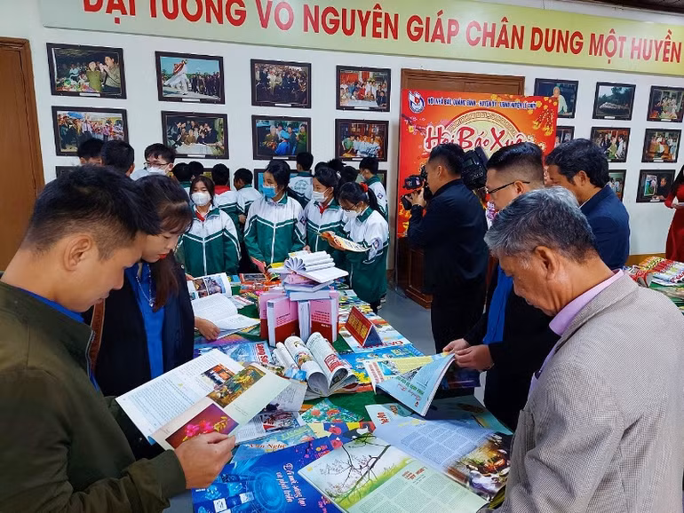 Bạn đọc huyện Lệ Thủy đến xem Hội báo xuân năm nay.