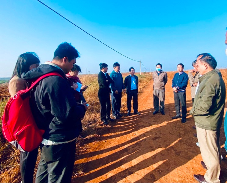 Đoàn giám sát đi thực tế tại Khu công nghiệp ứng dụng công nghệ cao Chư Sê của Công ty cổ phần Sản xuất và Xuất nhập khẩu Việt Phúc xã Ia Glai, huyện Chư Sê. (Ảnh: Hà Duy)