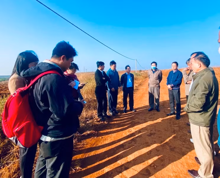 Đoàn giám sát đi thực tế tại Khu công nghiệp ứng dụng công nghệ cao Chư Sê của Công ty cổ phần Sản xuất và Xuất nhập khẩu Việt Phúc xã Ia Glai, huyện Chư Sê. (Ảnh: Hà Duy)