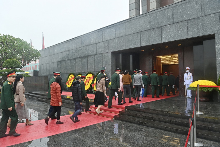 [Ảnh] Lãnh đạo Đảng, Nhà nước vào Lăng viếng Chủ tịch Hồ Chí Minh ảnh 12