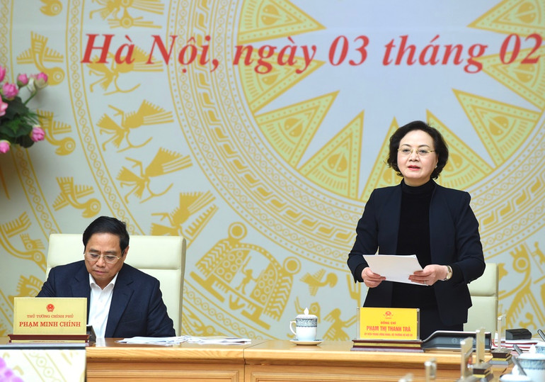 Bộ trưởng Nội vụ Phạm Thị Thanh Trà trình bày báo cáo về tình hình cải cách thủ tục hành chính.