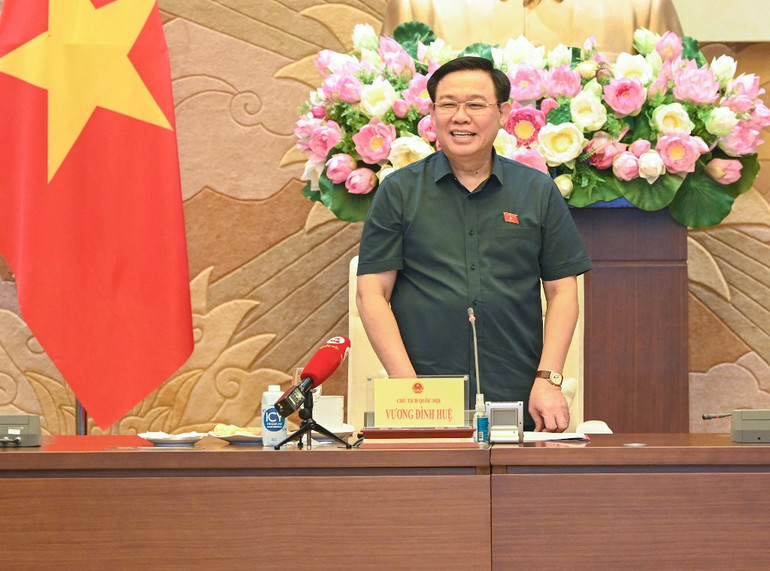 Chủ tịch Quốc hội Vương Đình Huệ phát biểu tại cuộc gặp mặt đoàn cán bộ hưu trí nguyên lãnh đạo tỉnh Cà Mau qua các thời kỳ.