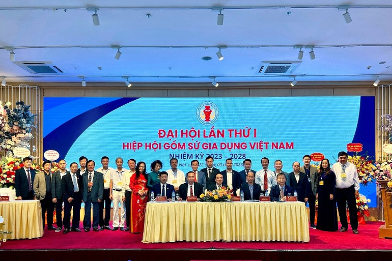 Các thành viên Ban Chấp hành Hiệp hội Gốm sứ gia dụng Việt Nam nhiệm kỳ 1 (2023-2028) ra mắt tại Đại hội.