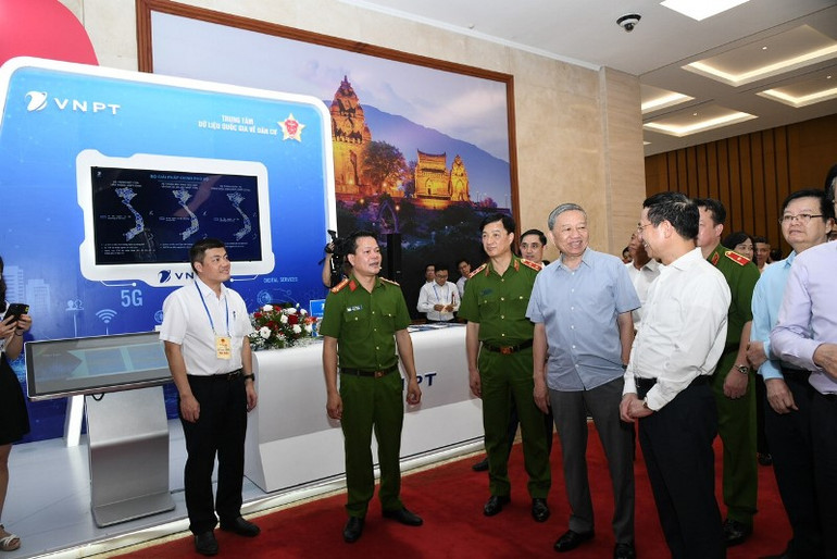 Lãnh đạo Bộ Công An và Bộ Thông tin và Truyền thông tham quan gian hàng của VNPT tại sự kiện.