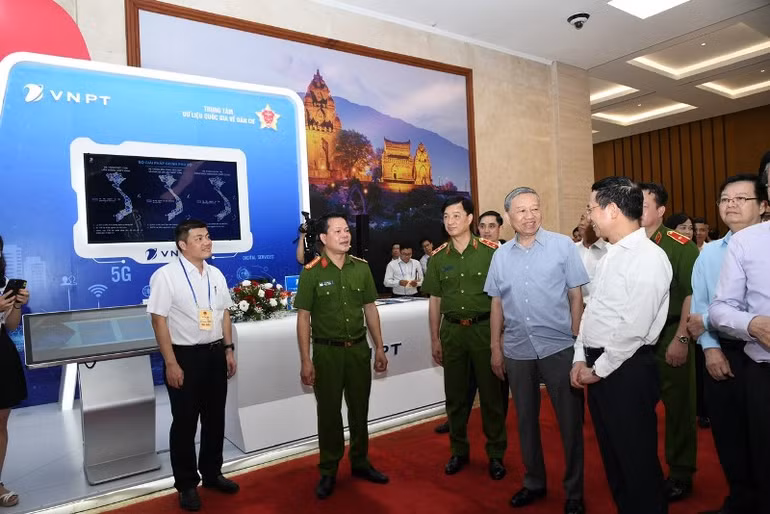 Lãnh đạo Bộ Công An và Bộ Thông tin và Truyền thông tham quan gian hàng của VNPT tại sự kiện.