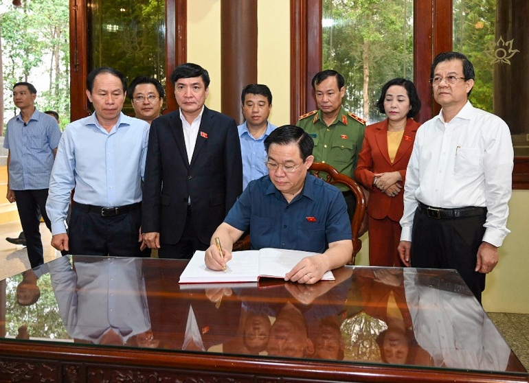 Chủ tịch Quốc hội Vương Đình Huệ ghi sổ vàng lưu niệm tại Đền thờ Chủ tịch nước Tôn Đức Thắng, xã Mỹ Hòa Hưng, thành phố Long Xuyên, tỉnh An Giang. (Ảnh: Duy Linh)