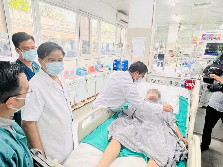 Bệnh viện Bạch Mai đang tích cực cứu chữa người bệnh.