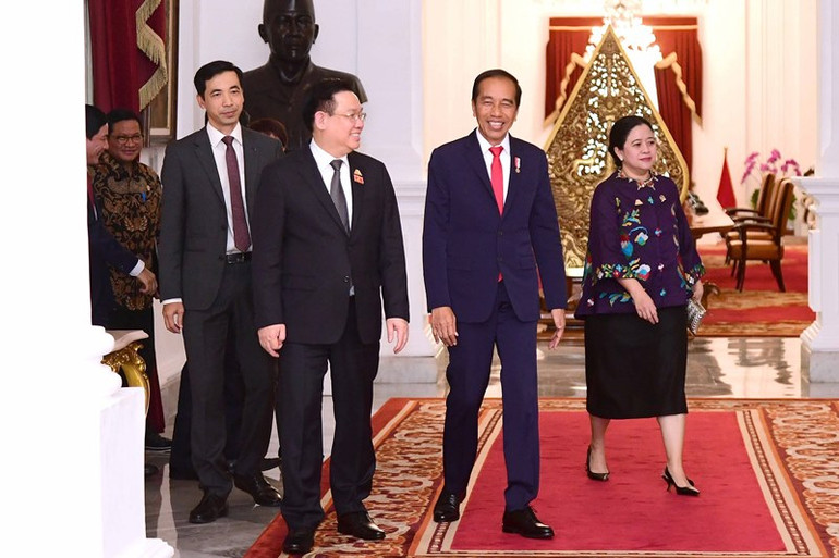 Tổng thống Joko Widodo nồng nhiệt chào mừng và đánh giá cao ý nghĩa chuyến thăm Indonesia của Chủ tịch Quốc hội Vương Đình Huệ nhân dịp kỷ niệm 10 năm thiết lập Quan hệ Đối tác Chiến lược Việt Nam-Indonesia (2013-2023). (Ảnh: TTXVN)