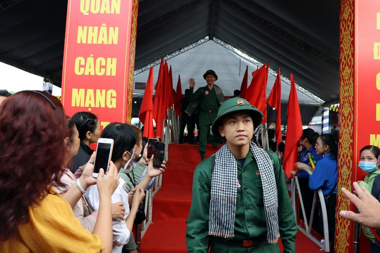 Các tân binh bước qua cầu Vinh Quang người chiến sĩ lên xe về đơn vị.