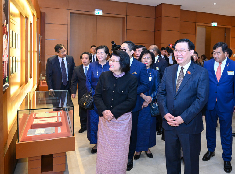 Chủ tịch Quốc hội hai nước và các đại biểu tham quan Phòng truyền thống Quốc hội Việt Nam.