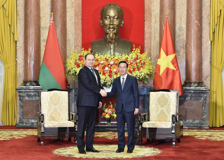 Chủ tịch nước Võ Văn Thưởng và Thủ tướng Cộng hòa Belarus Roman Golovchenko tại buổi tiếp.