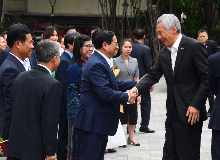 Thủ tướng Phạm Minh Chính đón Thủ tướng Singapore Lý Hiển Long tại Đại học Quốc gia Hà Nội.