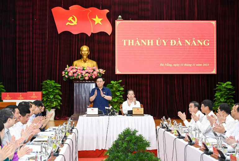 Chủ tịch Quốc hội Vương Đình Huệ chủ trì buổi làm việc với Ban Thường vụ Thành ủy Đà Nẵng. (Ảnh DUY LINH) Chủ tịch Quốc hội Vương Đình Huệ chủ trì buổi làm việc với Ban Thường vụ Thành ủy Đà Nẵng. (Ảnh DUY LINH)