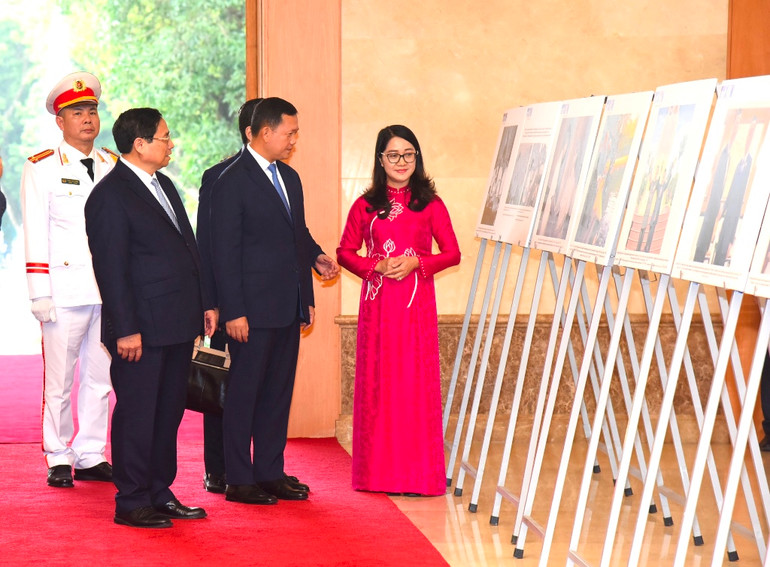 Thủ tướng Phạm Minh Chính và Thủ tướng Vương quốc Campuchia Samdech Moha Bovor Thipadei Hun Manet tham quan Triển lãm ảnh về quan hệ hợp tác giữa hai nước.