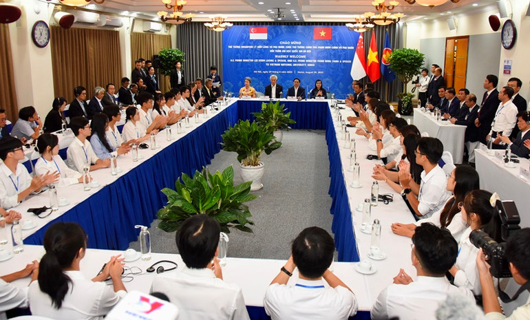 Quang cảnh buổi gặp gỡ, đối thoại giữa hai Thủ tướng với sinh viên Đại học Quốc gia Hà Nội.