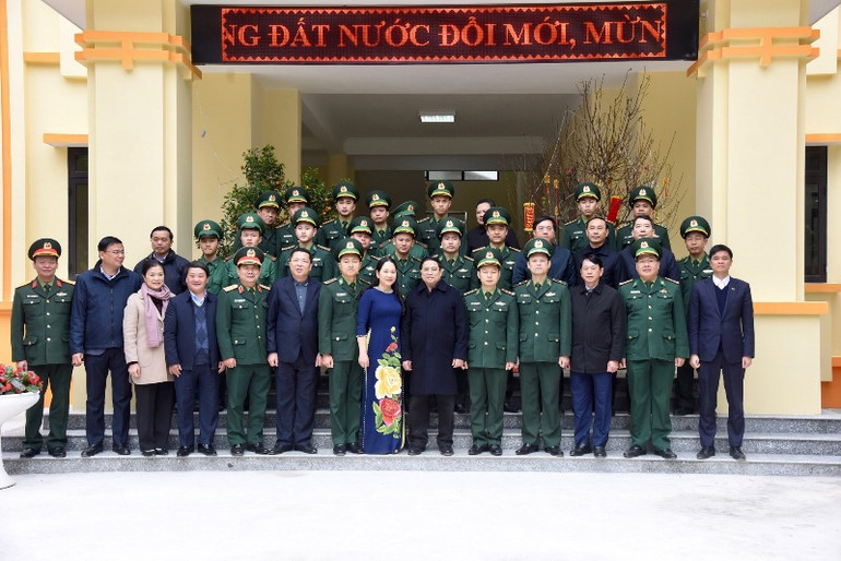 Thủ tướng Phạm Minh Chính với cán bộ, chiến sĩ Đồn Biên phòng Tà Lùng.