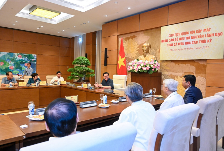 Chủ tịch Quốc hội Vương Đình Huệ trò chuyện với các đại biểu dự gặp mặt.